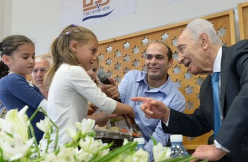 Peres celebrating Shavuot at Nir Yitzhak 390