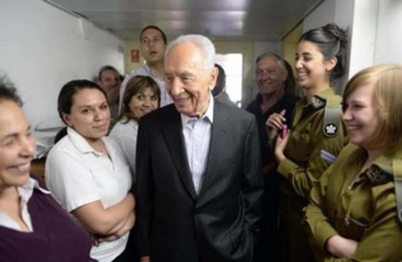 Peres with soldiers 370