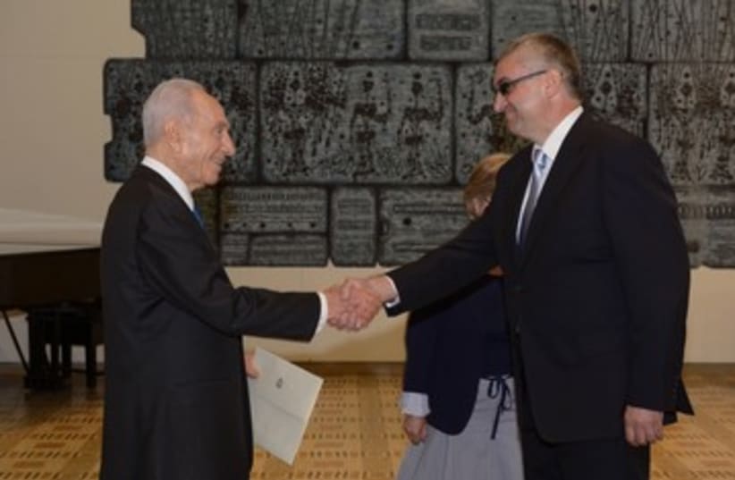 Peres with new ambassadors 390