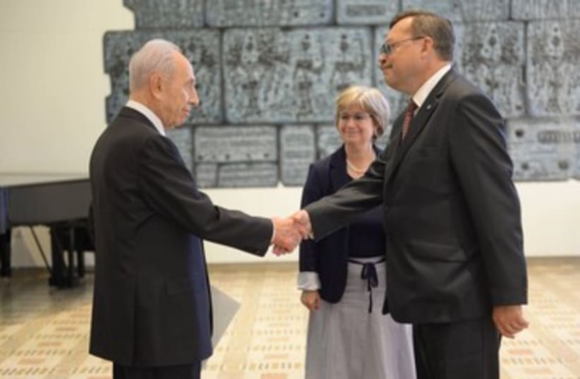 Peres with new ambassadors 390