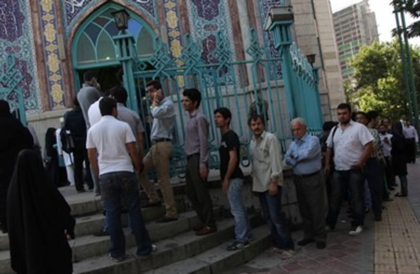 Line to vote Iran elections 390