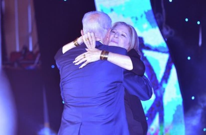 Peres hugging streisand 390