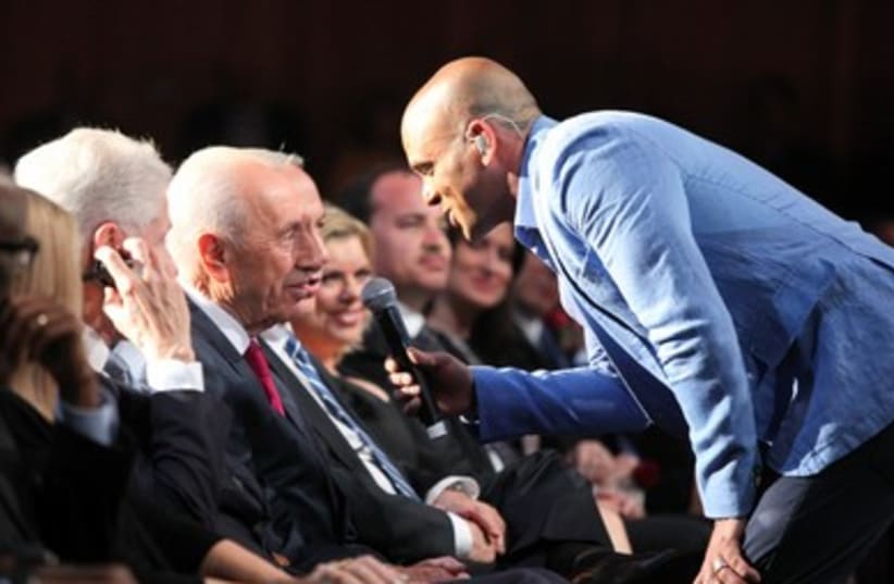 peres interviewed in crowd 390