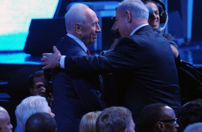peres and netanyahu hug 390
