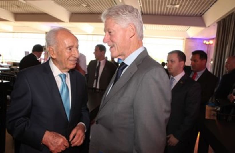 President Peres' honors Clinton 390