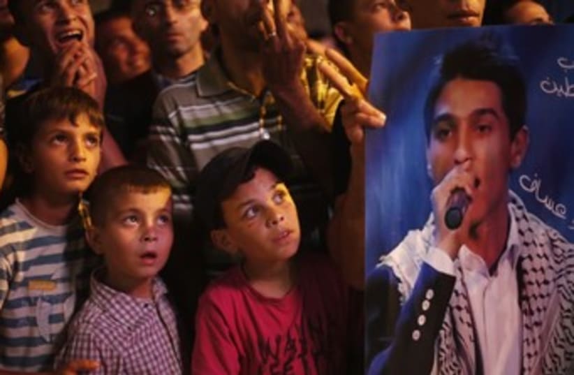 Palestinians watching Arab Idol results in Ramallah370