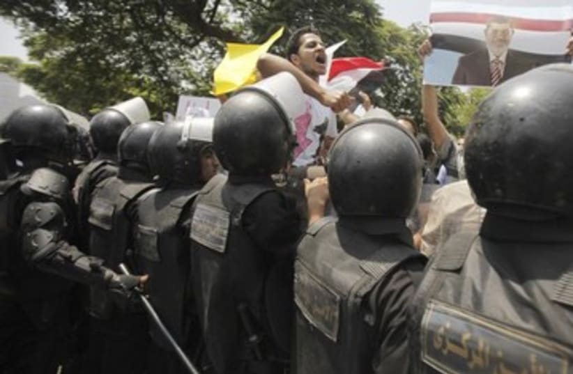 Riot police in Egypt 390
