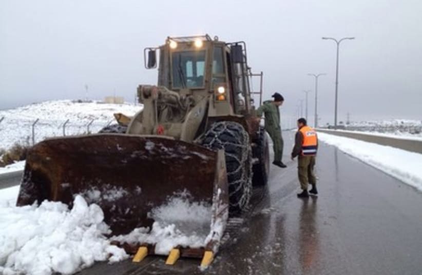 IDF troops help Jerusalem dig out of snowstorm 390