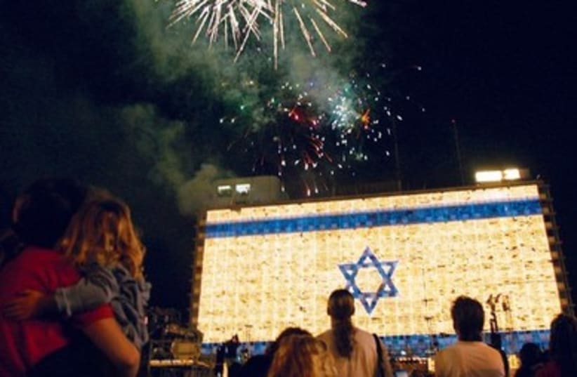 ISRAELIS WATCH fireworks during celebrations marking Israel’s 58th Independence Day in Tel Aviv on May 2, 2006. 