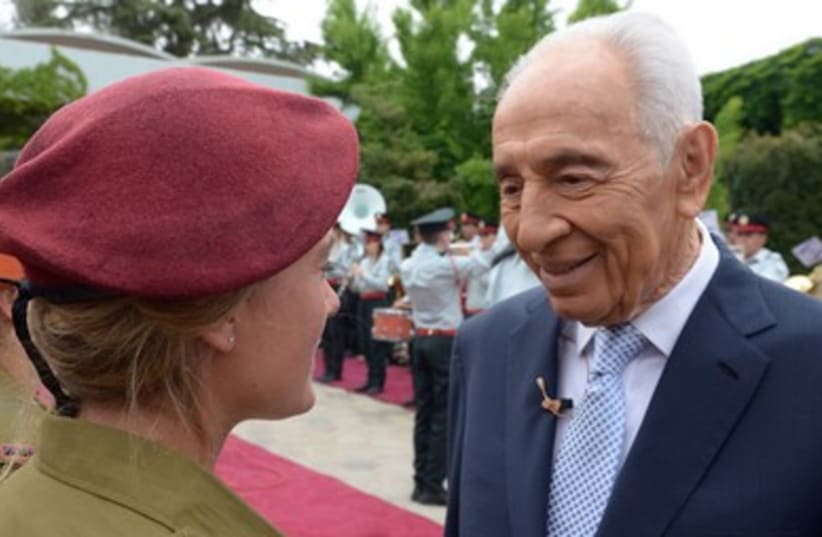 President Shimon Peres hosts Independence Day festivities at the President's Residence in Jerusalem, May 6, 2014.