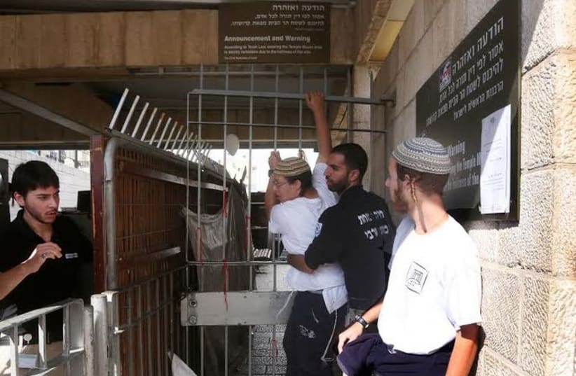 Activists try to enter to Mugrabi bridge