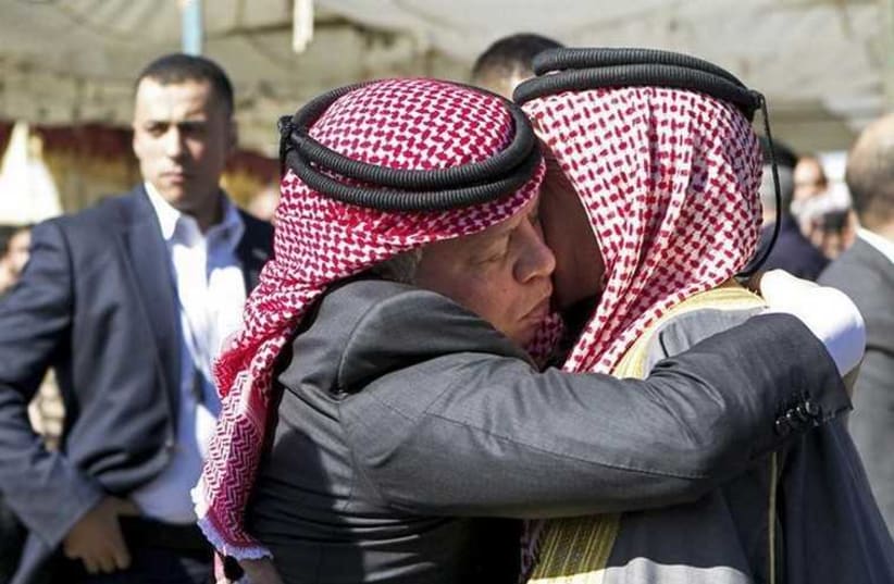 Jordan's King Abdullah (L) offers his condolences to Safi al-Kasaesbeh, the father of Jordanian pilot Muath al-Kasaesbeh