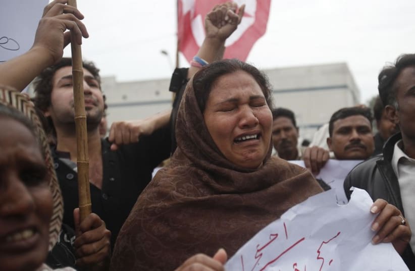 People from the Christian community attend a protest, to condemn suicide bombings which took place outside two churches in Lahore, in Peshwar, March 16, 2015.