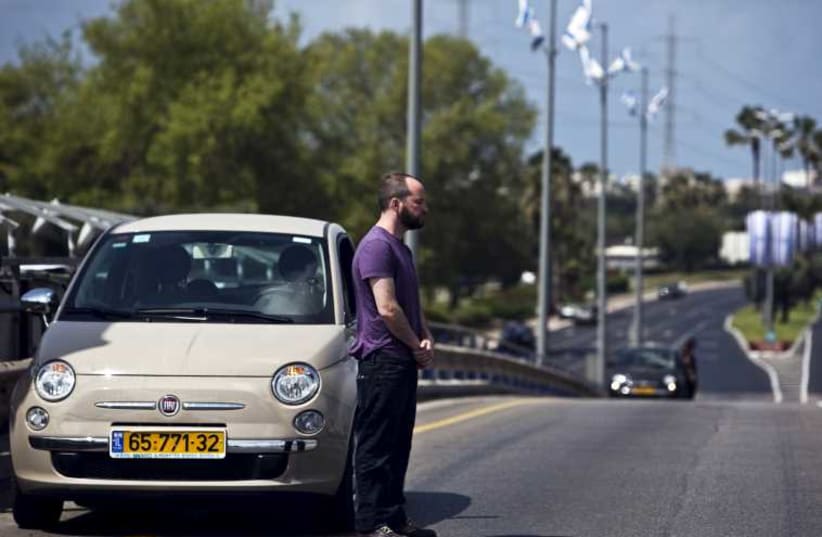 Traffic comes to a standstill as siren sounds on Israel's Remembrance Day‏.