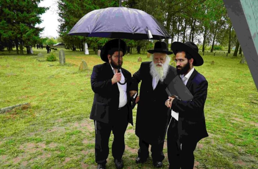 Dozens of rabbis, yeshiva deans, and leaders from the haredi community, including Rabbi Shimon Baadani, a member of the Shas Council of Torah Sages, travelled to Radun and prayed first at the building which formerly housed the yeshiva of the Hafetz Haim, and then by his gravesite itself.