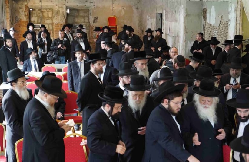 Dozens of rabbis, yeshiva deans, and leaders from the haredi community, including Rabbi Shimon Baadani, a member of the Shas Council of Torah Sages, travelled to Radun and prayed first at the building which formerly housed the yeshiva of the Hafetz Haim, and then by his gravesite itself.