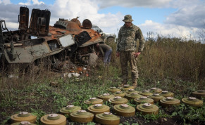  Ukrainian serviceman examines anti tanks mines near a destroyed Russian Armoured Personnel Carrier (APC), as Russia's attack on Ukraine continues, near the town of Izium, recently liberated by Ukrainian Armed Forces, in Kharkiv region, Ukraine September 24, 2022.