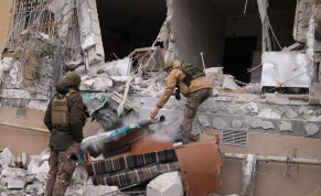  Ukrainian servicemen remove a grad rocket in a damaged house after an attack, amid Russia's invasion of Ukraine, in Kherson, Ukraine January 29, 2023.