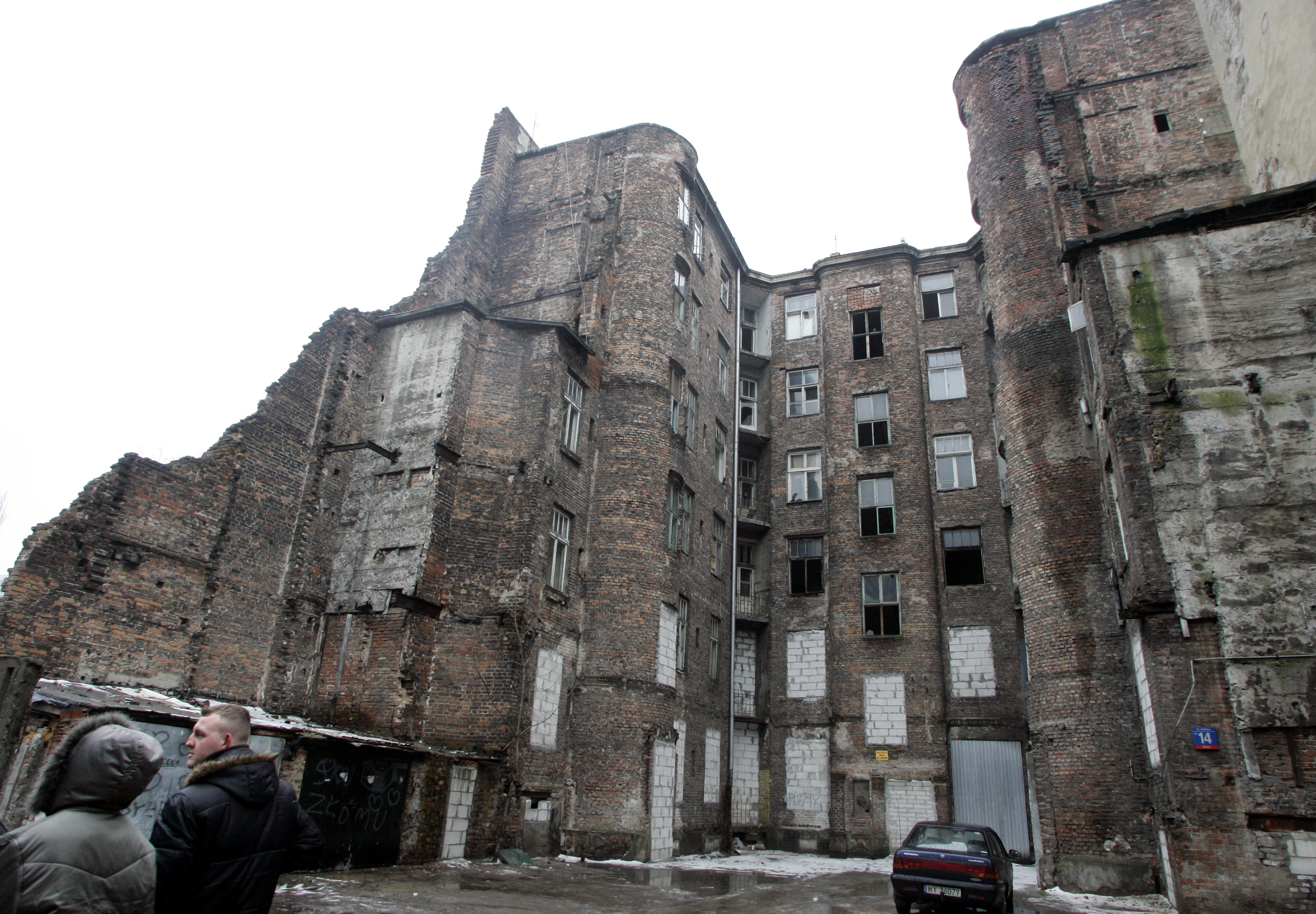 A building where Jewish families used to live before World War II is seen in Warsaw February 28, 2007. (Reuters)